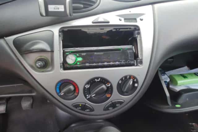 Ford Focus (2001) thumbnail 5
