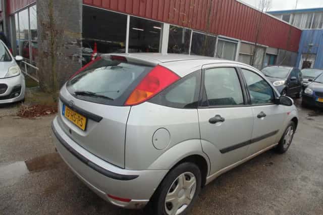 Ford Focus (2001) thumbnail 4
