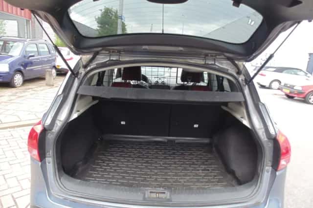 Nissan Qashqai (2009) thumbnail 3