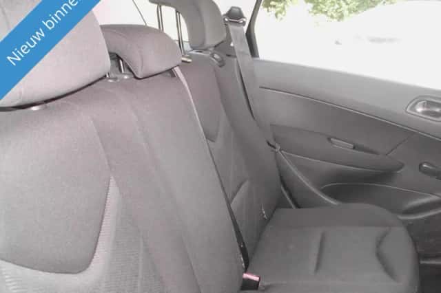 Peugeot 308 (2012) thumbnail 5