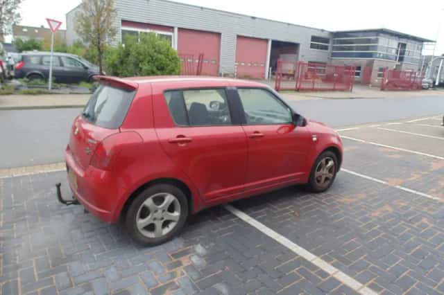 Suzuki Swift (2005) thumbnail 3