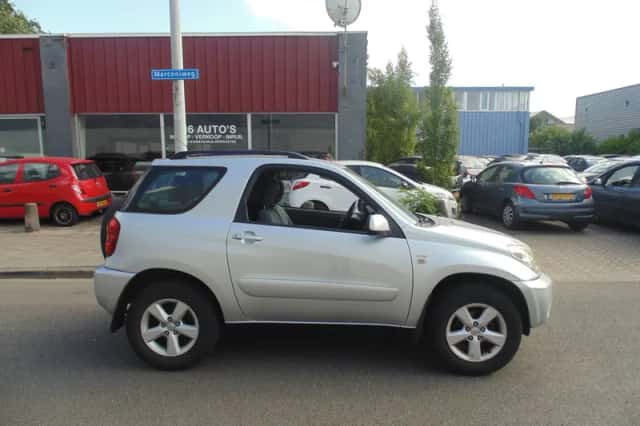 Toyota RAV4 (2004) thumbnail 2