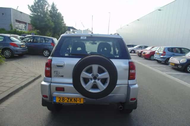 Toyota RAV4 (2004) thumbnail 3