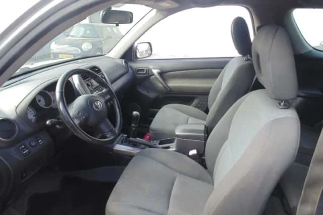 Toyota RAV4 (2004) thumbnail 5