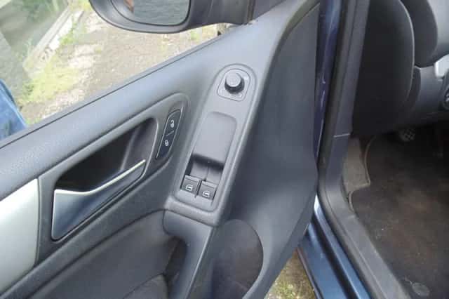 Volkswagen Golf (2010) thumbnail 5