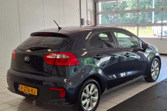 Kia Rio (2016) thumbnail 3
