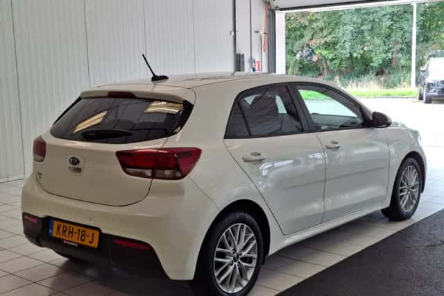 Kia Rio (2020) thumbnail 2