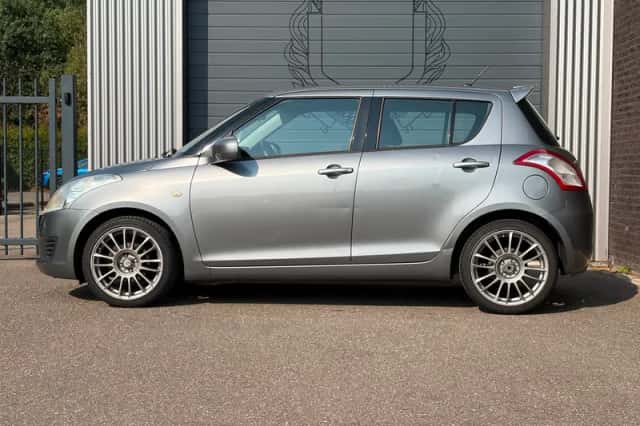 Suzuki Swift (2011) thumbnail 3