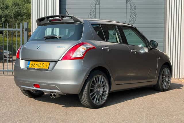 Suzuki Swift (2011) thumbnail 4