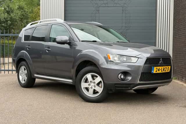 Mitsubishi Outlander (2010) thumbnail 2