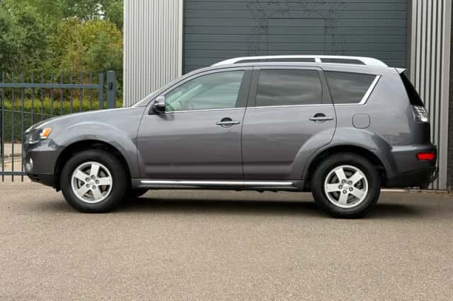 Mitsubishi Outlander (2010) thumbnail 3