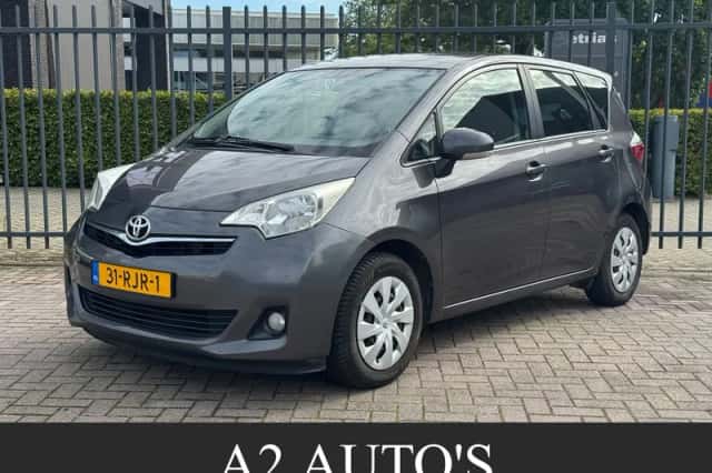 Toyota Verso (2011) thumbnail 1
