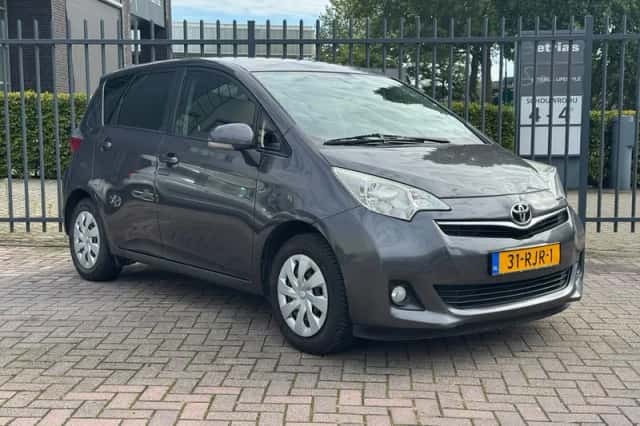 Toyota Verso (2011) thumbnail 2