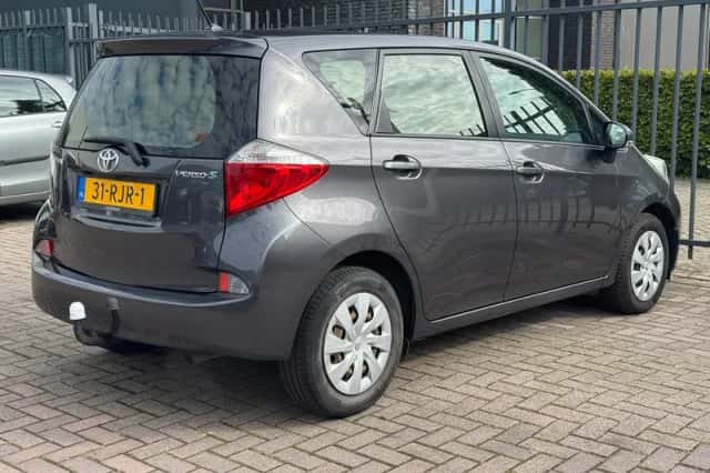 Toyota Verso (2011) thumbnail 3