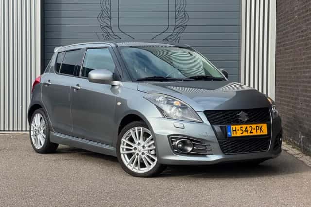 Suzuki Swift (2015) thumbnail 2