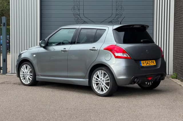 Suzuki Swift (2015) thumbnail 4