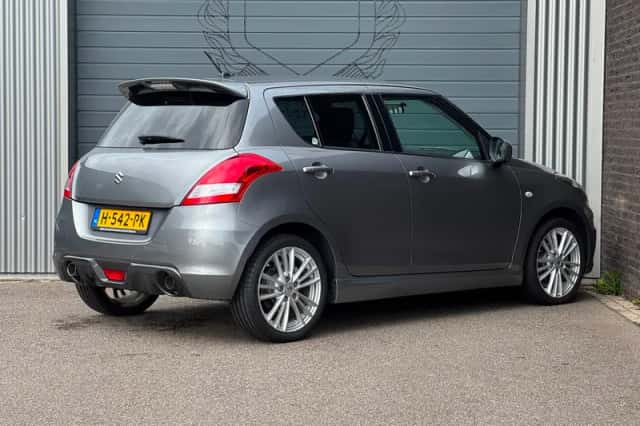 Suzuki Swift (2015) thumbnail 5