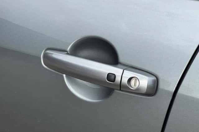 Suzuki Swift (2015) thumbnail 6