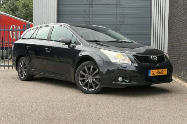 Toyota Avensis (2011) thumbnail 2