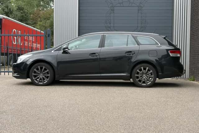 Toyota Avensis (2011) thumbnail 3