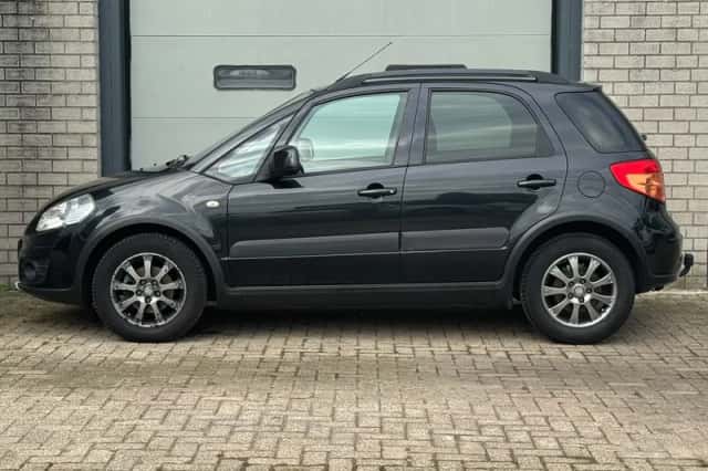 Suzuki SX4 (2010) thumbnail 3