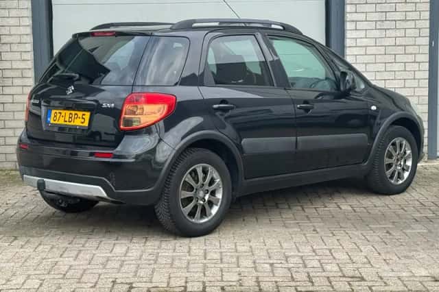 Suzuki SX4 (2010) thumbnail 4