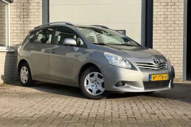 Toyota Verso (2011) thumbnail 2