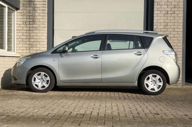 Toyota Verso (2011) thumbnail 3