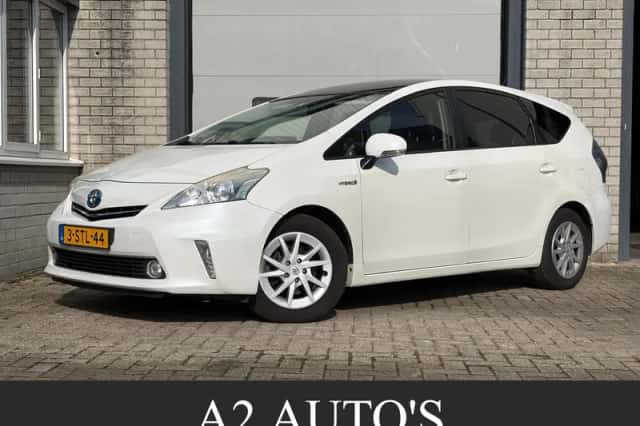 Toyota Prius Wagon (2013) thumbnail 1