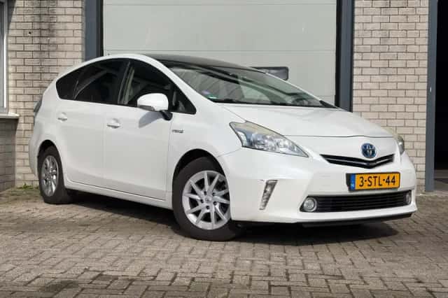Toyota Prius Wagon (2013) thumbnail 2