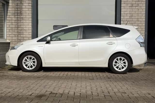 Toyota Prius Wagon (2013) thumbnail 3