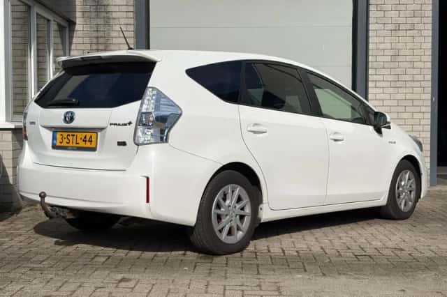 Toyota Prius Wagon (2013) thumbnail 4