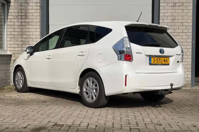 Toyota Prius Wagon (2013) thumbnail 5