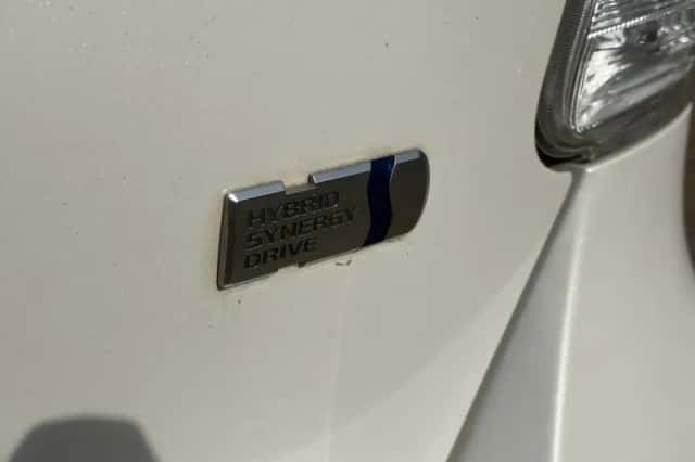 Toyota Prius Wagon (2013) thumbnail 6