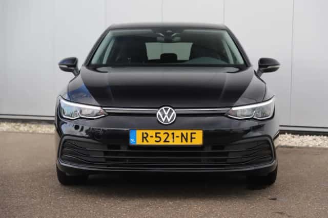 Volkswagen Golf (2022) thumbnail 2
