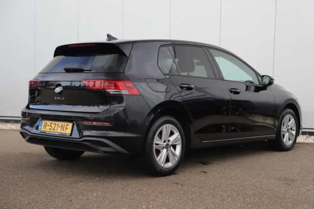 Volkswagen Golf (2022) thumbnail 4