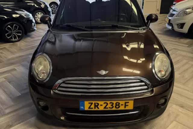 MINI Cooper (2011) thumbnail 2