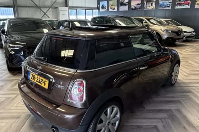 MINI Cooper (2011) thumbnail 4
