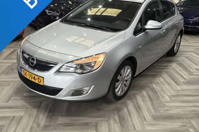Opel Astra (2011) thumbnail 1