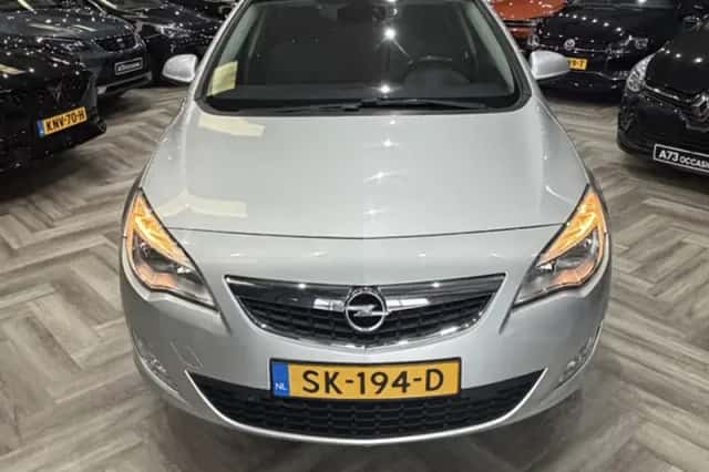 Opel Astra (2011) thumbnail 2