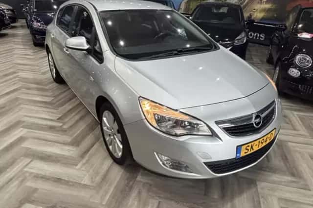 Opel Astra (2011) thumbnail 3