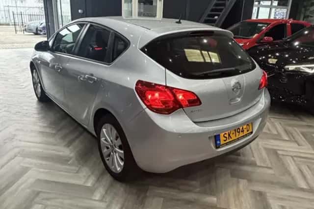 Opel Astra (2011) thumbnail 6