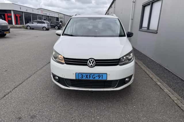 Volkswagen Touran (2014) thumbnail 2