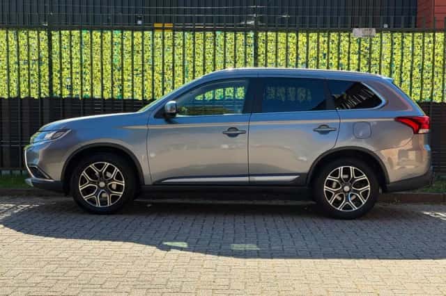 Mitsubishi Outlander (2015) thumbnail 2