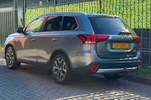 Mitsubishi Outlander (2015) thumbnail 3