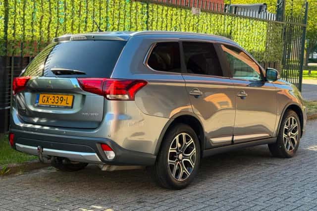 Mitsubishi Outlander (2015) thumbnail 4