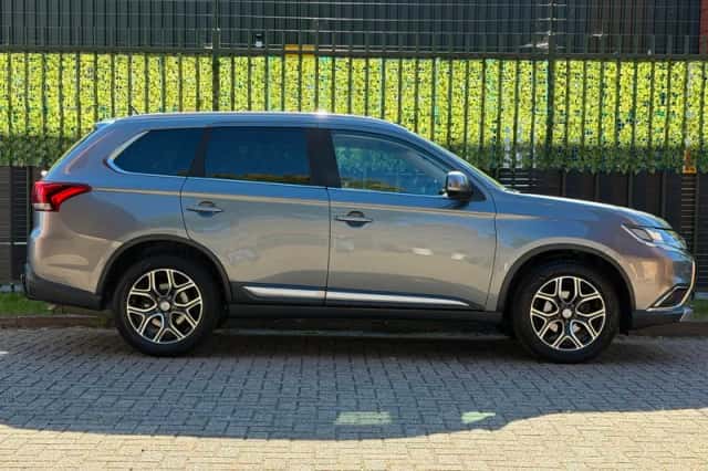 Mitsubishi Outlander (2015) thumbnail 5