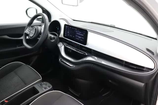 Fiat 500e (2023) thumbnail 5