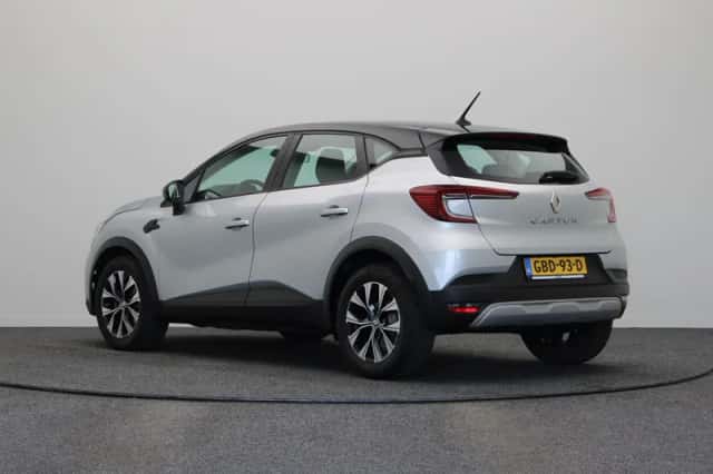Renault Captur (2023) thumbnail 2