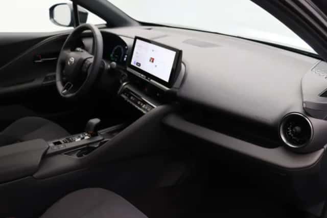 Toyota C-HR (2026) thumbnail 4